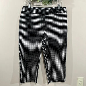 NWOT Unlisted Kenneth Cole Black and White Stretch Capri 10